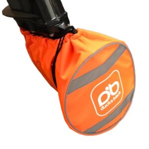 Leuchtend orangefarbene Ducksback Außenbordmotor-Propeller-Abdeckung für kleine Motoren bis 30 PS, ausgestattet mit reflektierenden Streifen und Kordelzug zur sicheren Befestigung.