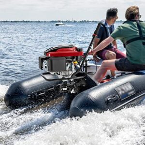 Dynamisches Bild eines motorisierten aufblasbaren Bootes mit 4-Takt-Außenbordmotor, ausgestattet mit 8 PS, das durch Wasser fährt. Zwei Personen steuern aktiv das Boot unter einem hellen, teilweise bewölkten Himmel.