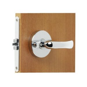 Osculati Einsteckschloss aus verchromtem Messing, Maße 68x60x9mm, montiert in einer Holztür, kombiniert modernes Design mit Funktionalität.