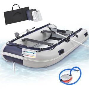 Aufblasbares Schlauchboot mit Aluboden für 4 Personen im Wasser mit Zubehör wie Paddel, Pumpe und Tragetasche.