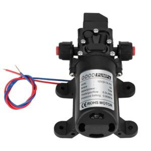 DeJivsin 12V Wasserpumpe, kompakte Membranpumpe mit schwarzem Gehäuse, ideal für Wohnwagen, Boote und Gartenanwendungen. An der Oberseite sind verschiedene Anschlüsse sowie rot eingefärbte Ausgänge sichtbar.