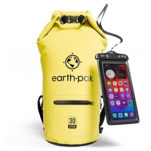 Wasserdichte Dry Bag in Gelb von Earth Pak, ideal für Outdoor-Aktivitäten wie Kajakfahren und Angeln, inklusive wasserdichter Handyhülle und verstellbarem Schultergurt.