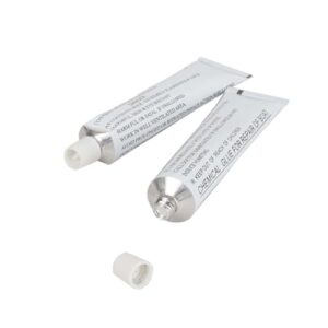 Zwei Aluminiumtuben mit Vinyl-Reparatur-Klebstoff in schräger Anordnung, geeignet für die Reparatur von aufblasbaren Produkten wie Kajaks und Pools.