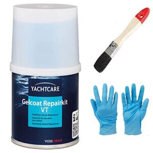 Gelcoat Reparaturset mit einem Eimer, einem Pinsel, Einweghandschuhen und weiteren Zubehörteilen für die Instandsetzung von Gelcoatschäden im Über- und Unterwasserbereich.
