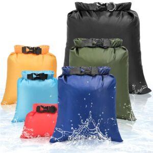 Set von KUOGAS Dry Bags in verschiedenen Farben und Größen, ideal für Outdoor-Aktivitäten, Wassersport und Camping, hergestellt aus robustem, wasserabweisendem Material.
