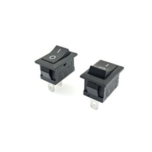 Zwei schwarze rechteckige Mini-Wippschalter SPST, geeignet für verschiedene elektrische Anwendungen in Haushaltsgeräten, Autos und Booten.