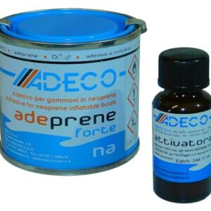 SAWESTO ADECO Neopren und Hypalon Reparaturkleber Adeprene Forte in einer Dose mit einem blauen Lack, begleitet von einem Härter in einer braunen Flasche, ideal für wasserfeste Reparaturen von Schlauchbooten.