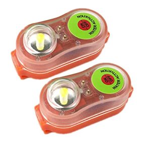 Zwei orangefarbene Rettungswestenlampen mit transparentem oberen Teil und LED-Lampe, ideal für Wassersport und Outdoor-Aktivitäten, schwimmend und mit automatischer Lichtfunktion.