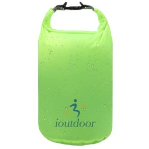 ioutdoor Dry Bag in grün, wasserdichte Tasche ideal für Kajakfahren, Strand, Camping und Wandern, aus strapazierfähigem 210T Polyester gefertigt.