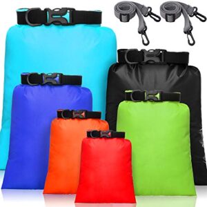 Set aus sechs bunten wasserdichten Trockentaschen in verschiedenen Größen, geeignet für Outdoor-Aktivitäten. Farbauswahl: hellblau, violett, orange, grün, schwarz. Inklusive verstellbarer Schultergurte.