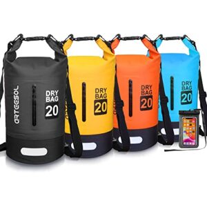 Vier wasserdichte Dry Bags in schwarz, gelb, orange und blau, mit verstellbarem Schultergurt und stabilem Tragegriff, ideal für Outdoor-Aktivitäten wie Kajakfahren und Camping.
