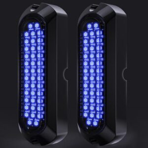 Zwei blaue LED-Lichter an dem Heck eines Bootes. Die Lichter sind in einem rechteckigen Format angeordnet und haben auf jeder Seite 40 kleine weiße Lichter.