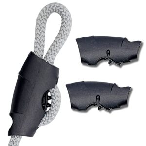 Zwei schwarze Klemmen hängen an einem silbernen Seil. Jede Klemme hat eine Fassung wie ein Hai und ist an dem Seil durch Metallringe angebracht. Das Seil zeigt ein Diamantengewirr. Alles wird gegen einen weißen Hintergrund gesetzt. Es gibt keine Texte oder anderen Objekte im Bild.