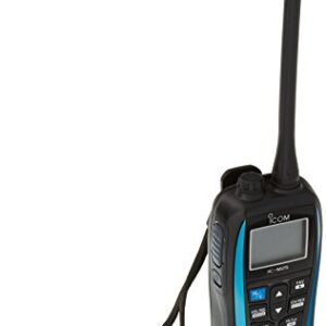 Blauer, kleiner VHF-Rundfunkempfänger auf Weiß mit schwarzer Antenne und LCD-Bildschirm