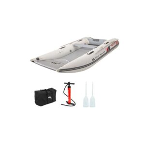 Ein Aquamarina Aircat 11'0" Katamaran auf einem schwarzen Grund, perfekt für Segeln auf Seen oder Flüssen geeignet.