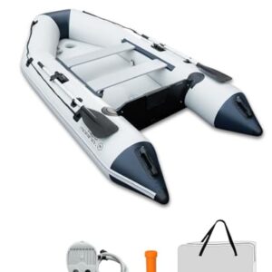 Ein weißes Aufblasboot mit schwarzen Griffen und einem blauen Streifen an der Seite. Das Boot kann bis zu vier Personen aufnehmen.