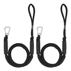Zwei schwarze Bungee-Kords hängen von Haken gegen einen weißen Hintergrund. Die Seile haben silberne Clips an den Enden und sind an Metallringen am oberen Ende befestigt.