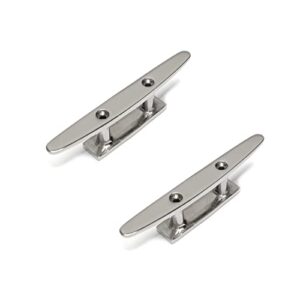 Zwei flache Edelstahl-Klammern mit zwei Löchern, ideal für die Befestigung von Tauwerk oder Fender an Booten.