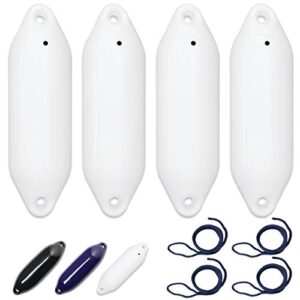 Vier weiße Plastikfender und eine dunkelblaue Fenderleine mit schwarzer Handgriffabdeckung auf weißem Hintergrund für Boote und Yachten